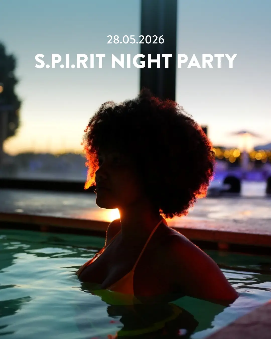 Donna in piscina al tramonto, evento serale S.P.I.RIT. 28.05.2026