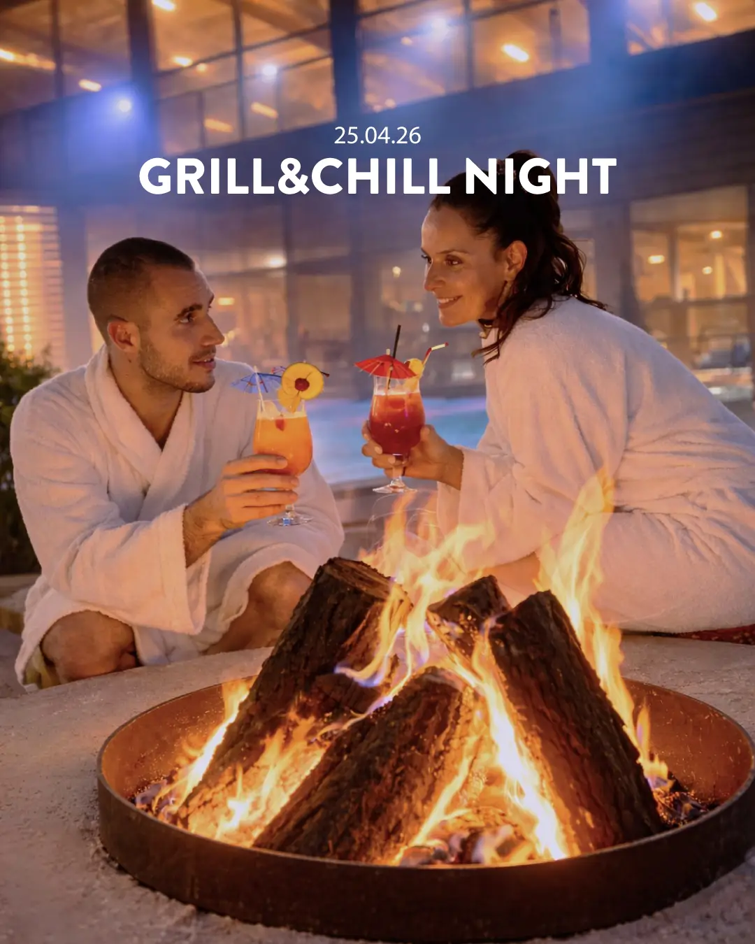 Coppia in accappatoio con cocktail vicino al fuoco per "Grill&Chill Night" del 25.04.26.