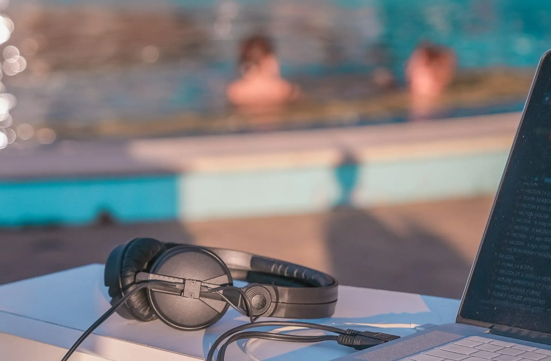 Riapertura di laptop, cuffie e piscina