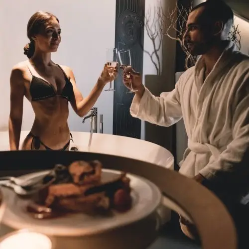 Una coppia si gode una romantica esperienza in spa con champagne.