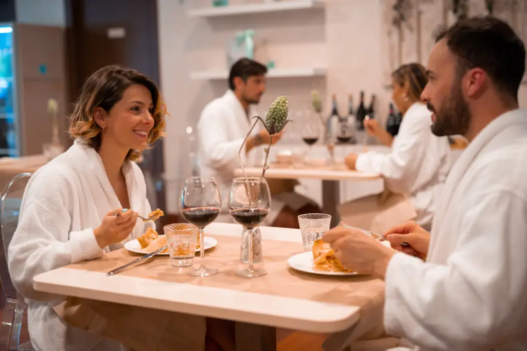 Coppia che cena in un accogliente ristorante e si gode il vino