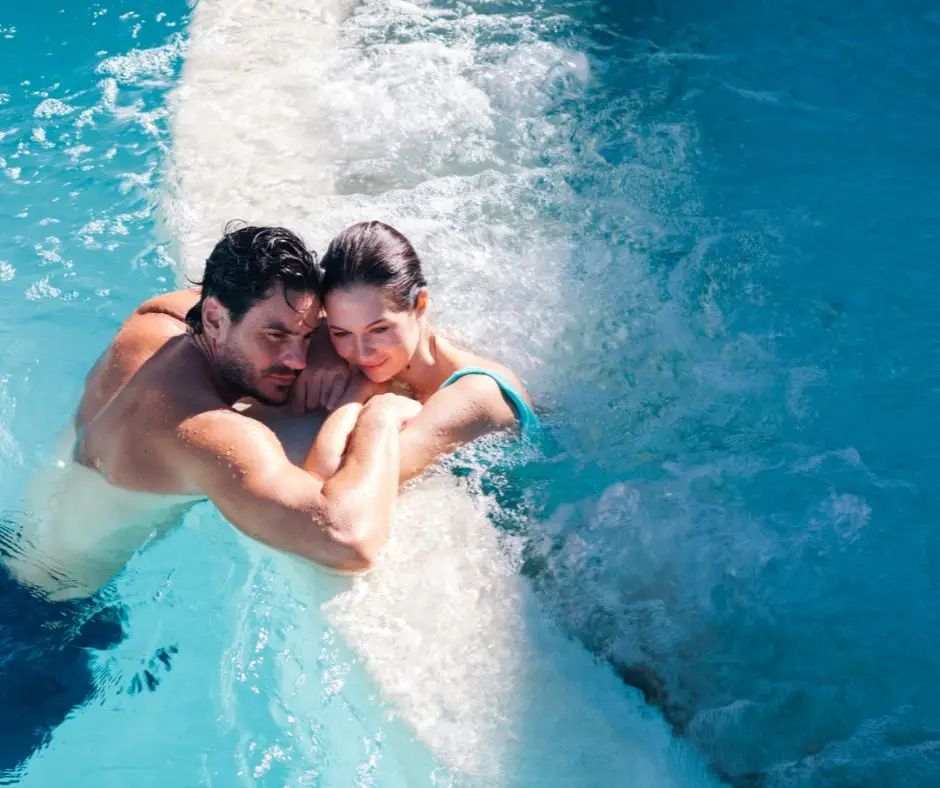 Coppia rilassata nella vasca idromassaggio, Monticello Spa.