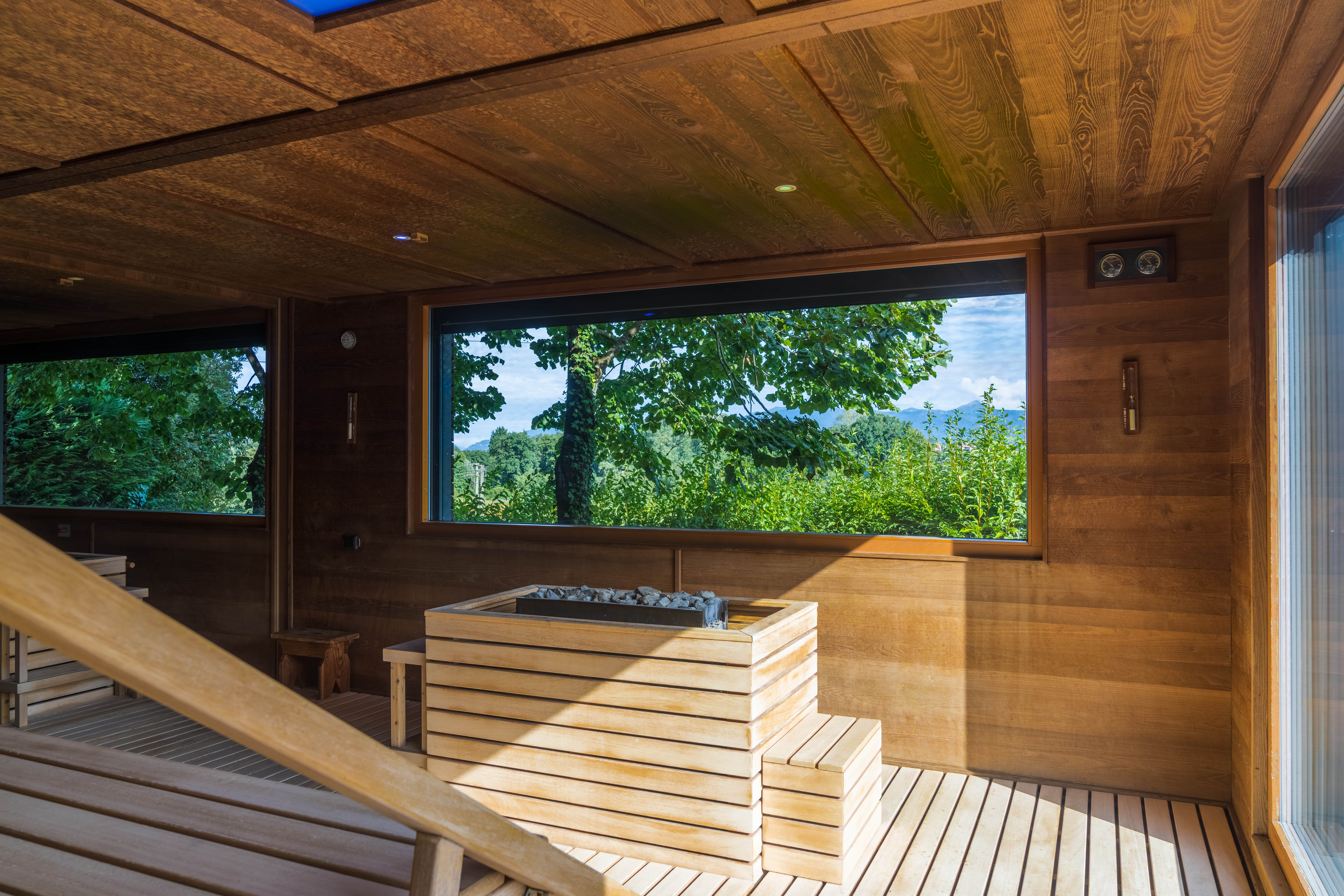 Sauna in legno con vista sulla natura, ideale per un percorso benessere rilassante.