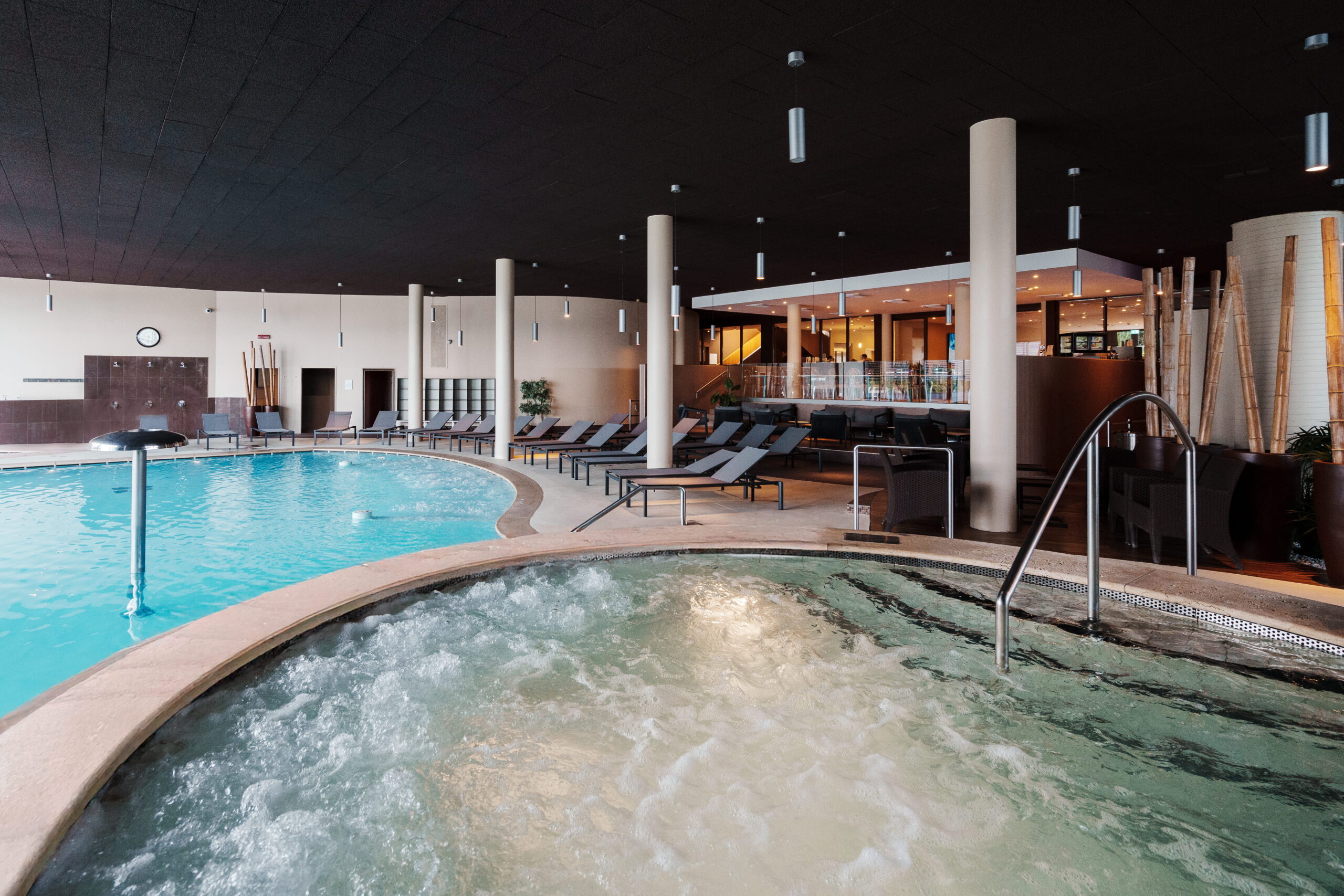 Piscina interna e idromassaggio in un centro benessere. Percorso benessere.