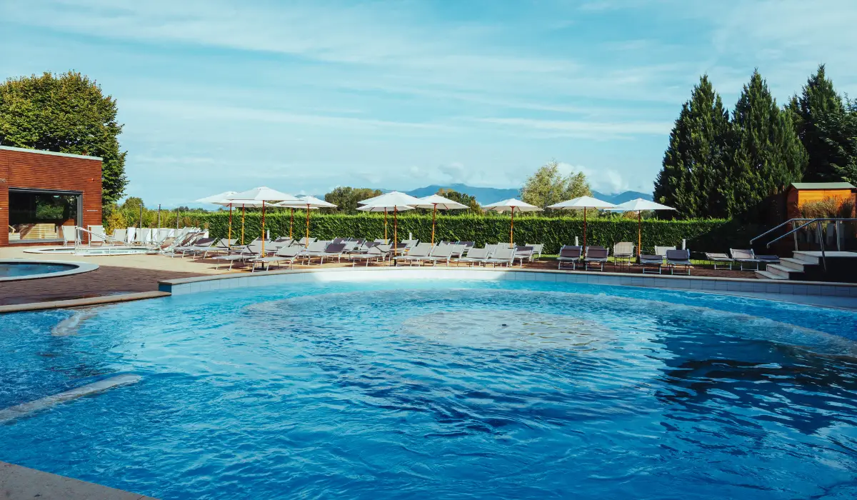 Piscina con lettini e ombrelloni al Monticello SPA, Maggio