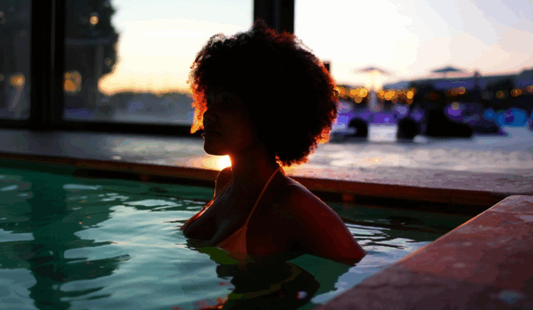 Donna in piscina durante la festa S.P.I.R.IT Night a Monticello
