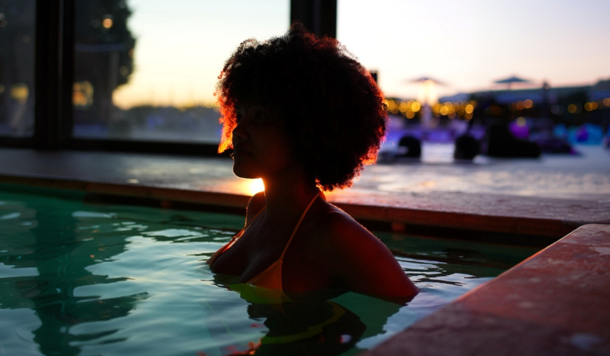 Donna in piscina durante la festa S.P.I.R.IT Night a Monticello
