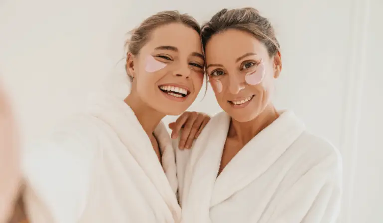 Madre e figlia sorridenti con maschere per gli occhi a Monticello SPA