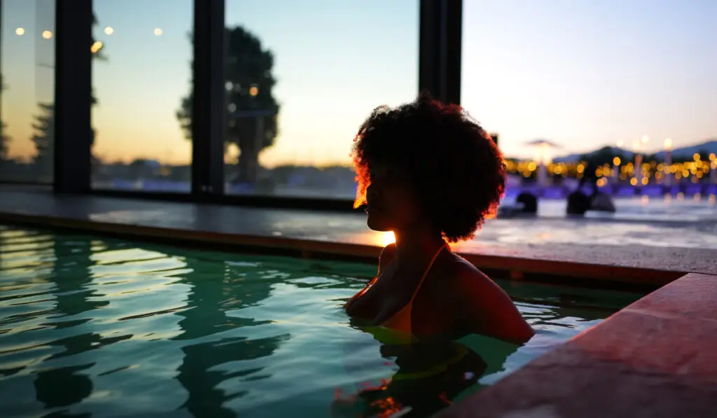 Donna afro in piscina durante la S.P.I.R.I.T. Night Party a Monticello