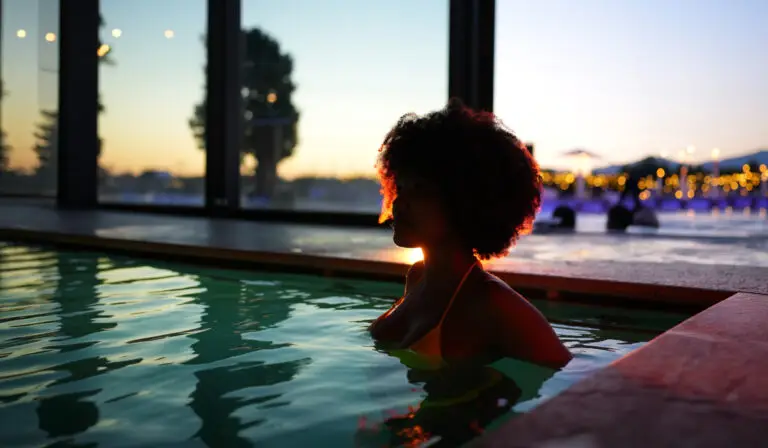 Donna afro in piscina durante la S.P.I.R.I.T. Night Party a Monticello